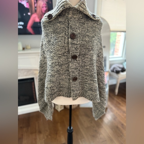 Button-Up Women's Sweater - Picture 6 of 8